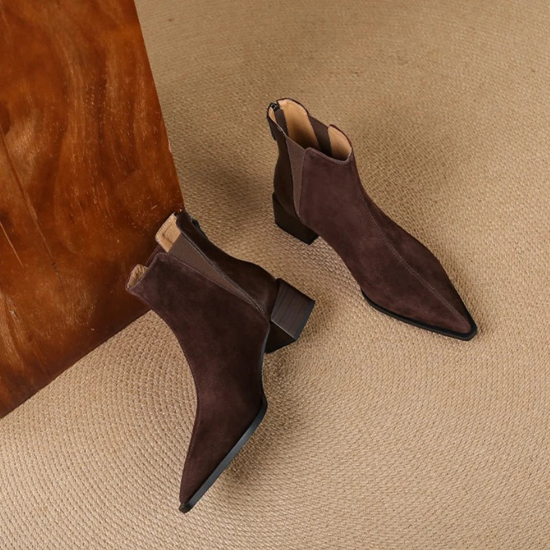 Kurtis מגפי זמש שפיץ ורוכסן אחורי