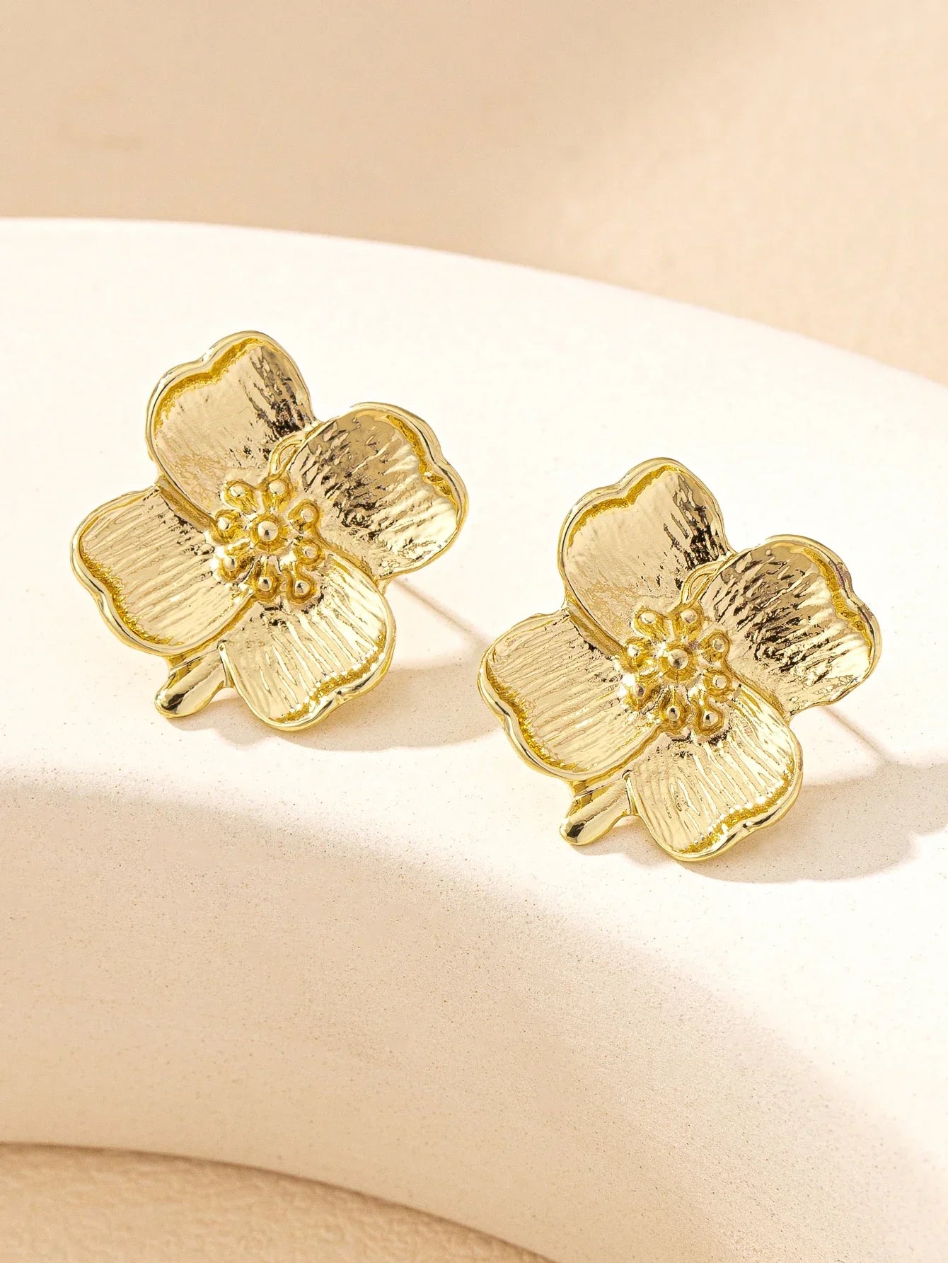 עגילי פרחים בזהב